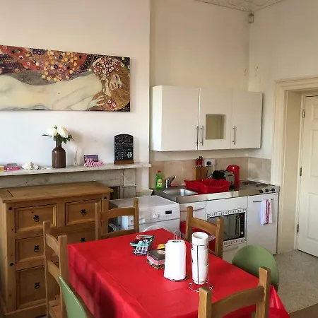 Huge Studio Flat In Berkeley Square Bristol