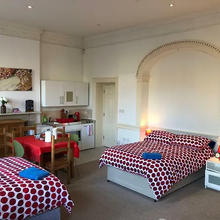 Huge Studio Flat In Berkeley Square شقة *