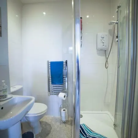 Huge Studio Flat In Berkeley Square شقة *